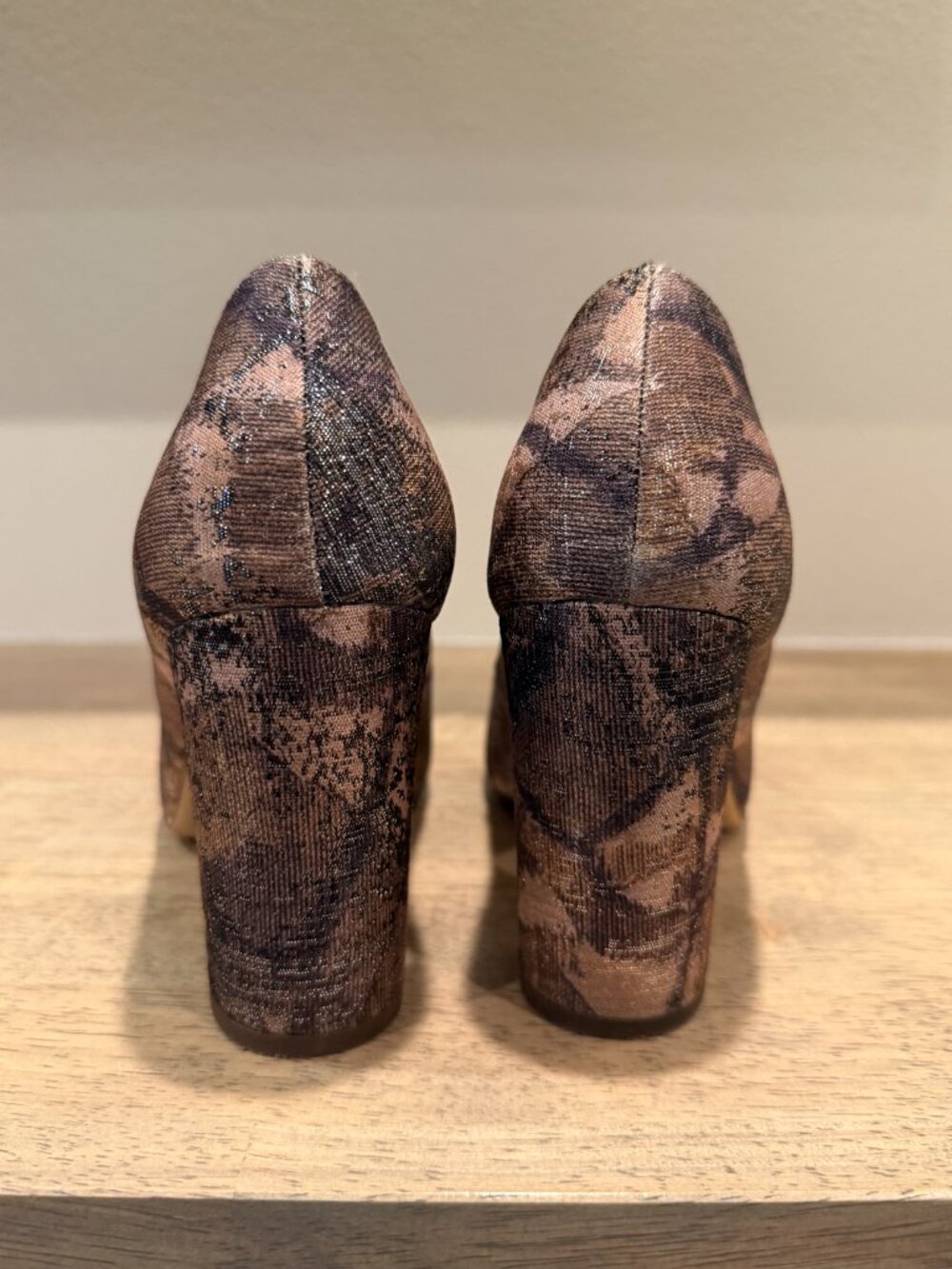 Louise et Cie Black & Tan Heels Size 8 | Block Heel Pumps - Picture 5 of 7